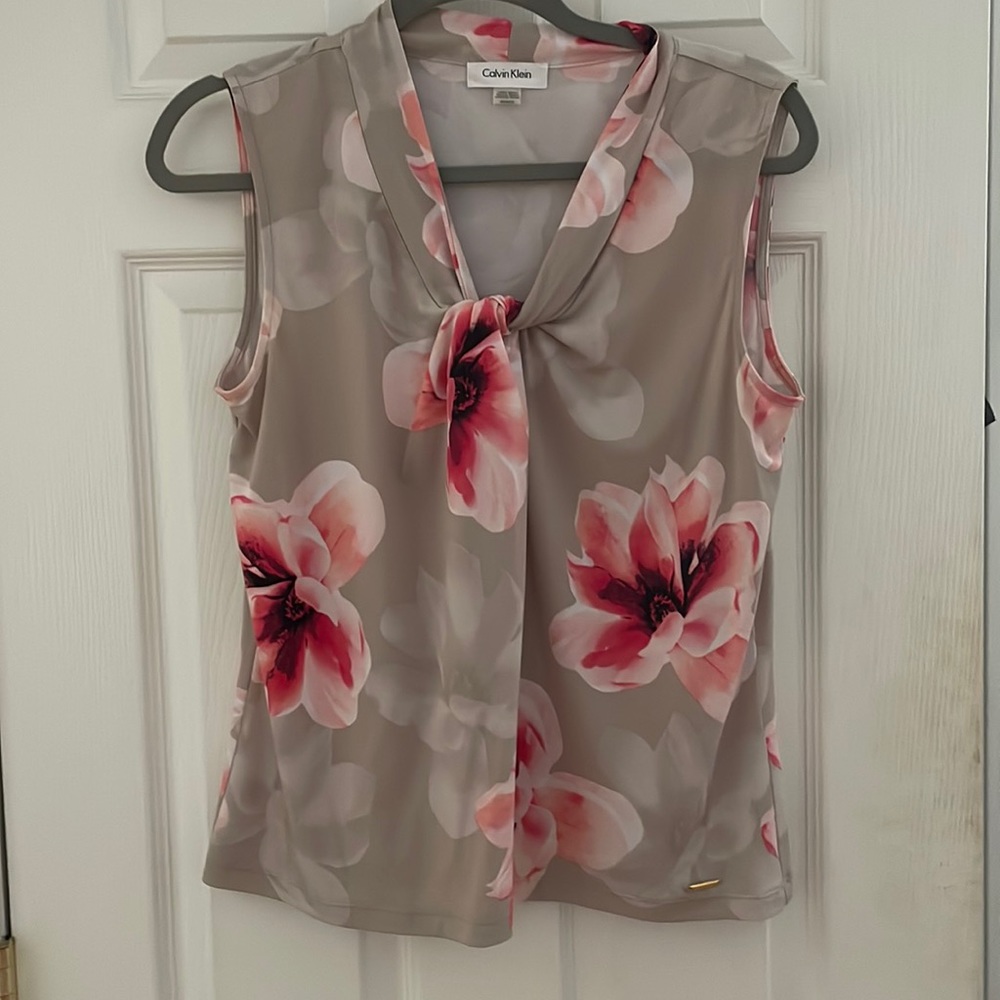Professional top.  Good condition. Easy to wash & dry. Pink, Tan & white print